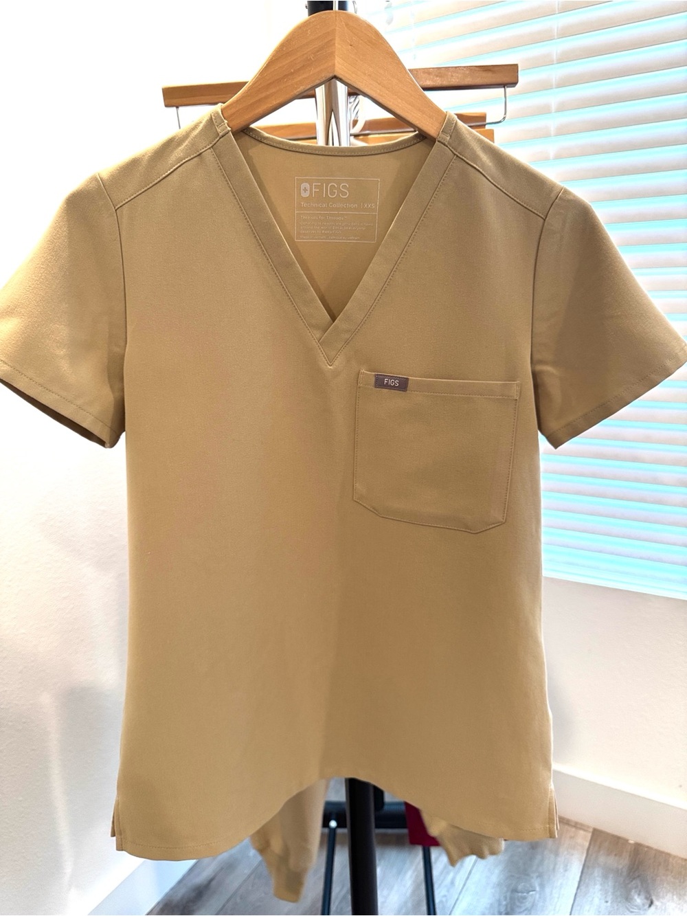 FIGS Scrub Set XXS | Tan Caterina Top & Zamora Jogger Pants